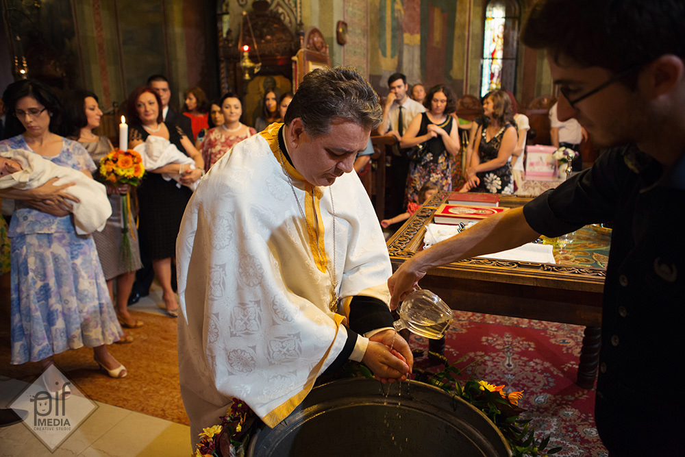 preotul spalat pe maini dupa botez veronica